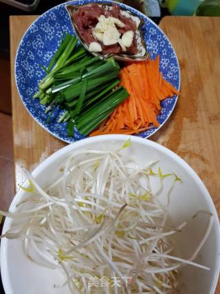 牛肉炒土豆粉的做法步骤：1