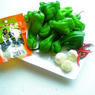 虎皮青椒的做法步骤：1