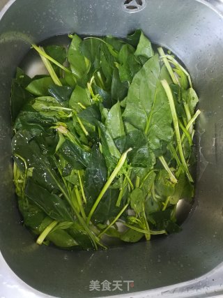 清炒菠菜的做法步骤：1