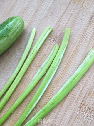“凉菜”蚝油蒜苔拌黄瓜的做法步骤：2