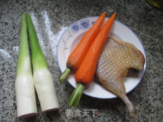胡萝卜茭白煮腊鸭腿的做法步骤：1