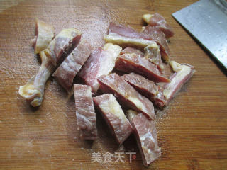 胡萝卜茭白煮腊鸭腿的做法步骤：5