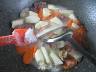 胡萝卜茭白煮腊鸭腿的做法步骤：7
