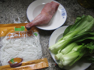 菜芯腊鸡腿煮土豆粉条的做法步骤：1