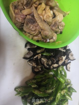 尖椒香菇炒草鸡的做法步骤：1