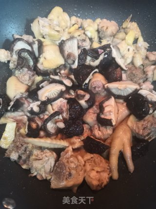尖椒香菇炒草鸡的做法步骤：2