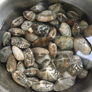 葱姜炒花蛤的做法步骤：1