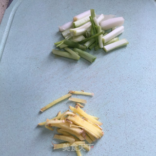 葱姜炒花蛤的做法步骤：2