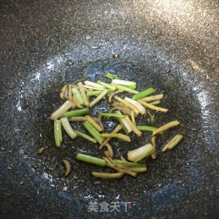 葱姜炒花蛤的做法步骤：5