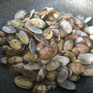 葱姜炒花蛤的做法步骤：7