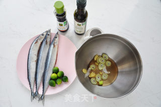 香煎秋刀鱼的做法步骤：1