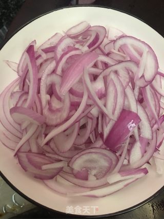 黑椒里脊肉炒洋葱的做法步骤：3