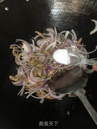 黑椒里脊肉炒洋葱的做法步骤：6