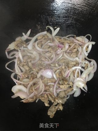 黑椒里脊肉炒洋葱的做法步骤：7