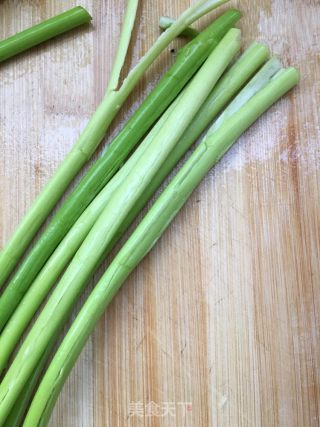 蒜苔炒鸡肝的做法步骤：2