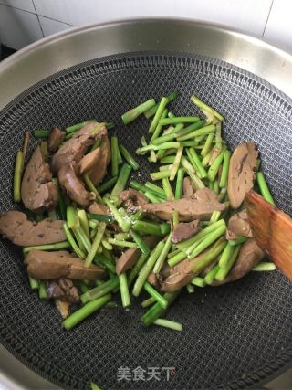 蒜苔炒鸡肝的做法步骤：10