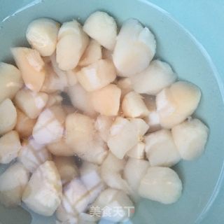 西葫芦炒鲜贝的做法步骤：1