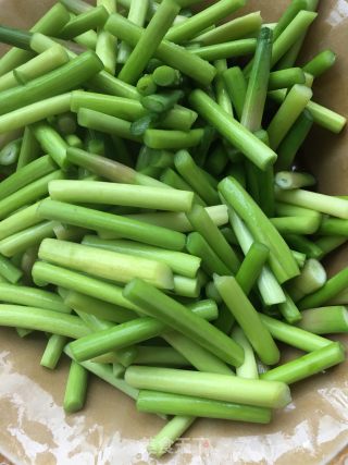 蒜苔炒鱿鱼腿的做法步骤：2