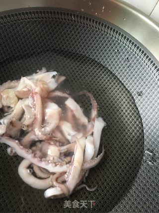 蒜苔炒鱿鱼腿的做法步骤：5