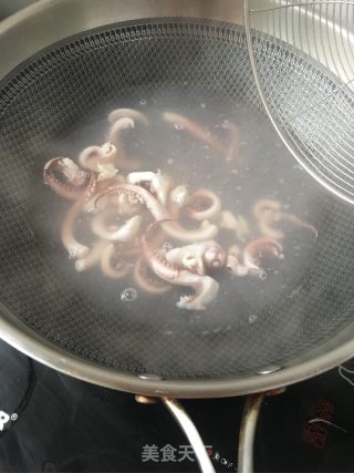 蒜苔炒鱿鱼腿的做法步骤：6