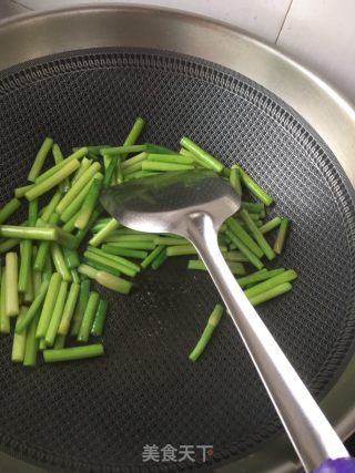 蒜苔炒鱿鱼腿的做法步骤：8