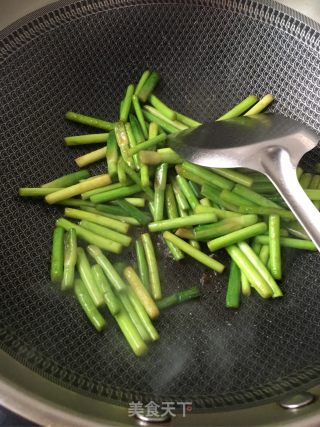 蒜苔炒鱿鱼腿的做法步骤：10