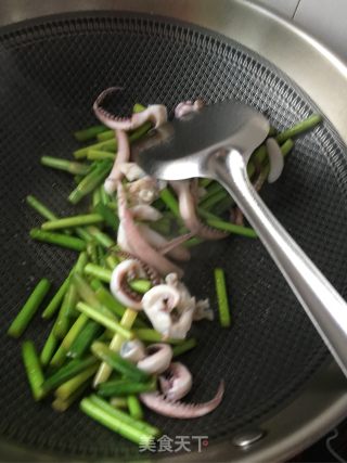 蒜苔炒鱿鱼腿的做法步骤：11