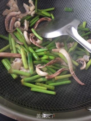 蒜苔炒鱿鱼腿的做法步骤：13