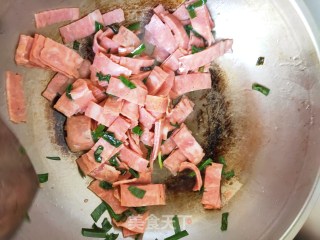食欲不振|那就吃这道菜吧|绝对让你食欲大振-西红柿炒培根的做法步骤：3