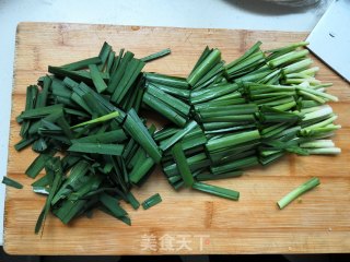 韭菜炒鹅蛋的做法步骤：2
