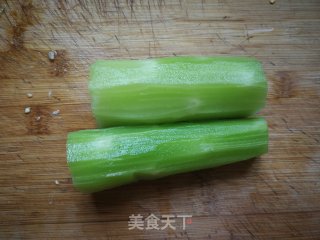 羊肚菌炒莴笋的做法步骤：1