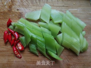 羊肚菌炒莴笋的做法步骤：2