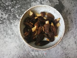 羊肚菌炒莴笋的做法步骤：3