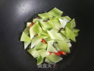 羊肚菌炒莴笋的做法步骤：5