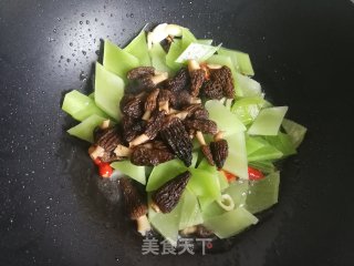 羊肚菌炒莴笋的做法步骤：6