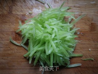 莴笋拌凉皮的做法步骤：2