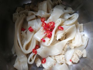 莴笋拌凉皮的做法步骤：7