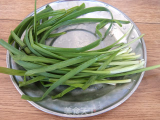 大虾烧韭菜的做法步骤：1