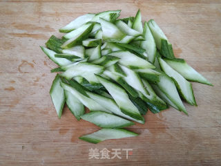 白蘑炒丝瓜的做法步骤：3