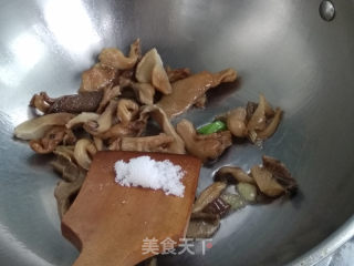 白蘑炒丝瓜的做法步骤：7