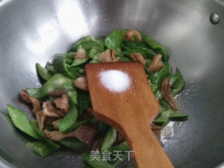 白蘑炒丝瓜的做法步骤：9