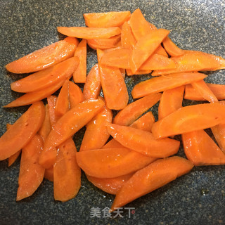 胡萝卜红椒炒牛肉的做法步骤：2