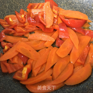胡萝卜红椒炒牛肉的做法步骤：3