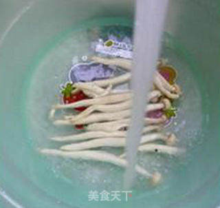 圣女果海鲜菇炒鸡蛋的做法步骤：7