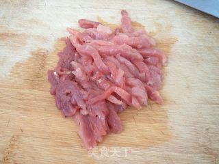 肉丝炒蒜薹的做法步骤：1