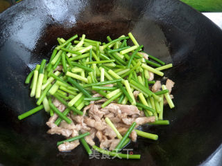肉丝炒蒜薹的做法步骤：7