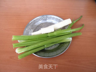山药炒芹菜的做法步骤：1