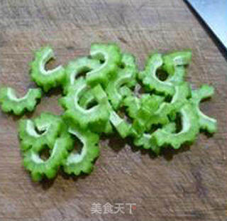 苦瓜猪舌头炒洋葱的做法步骤：4