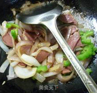 苦瓜猪舌头炒洋葱的做法步骤：13