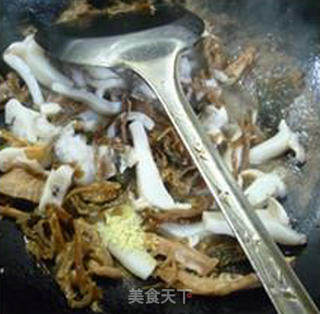 笋干菜炒乌贼的做法步骤：7